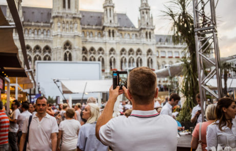 Ein Mann fotografiert auf dem Film Festival
