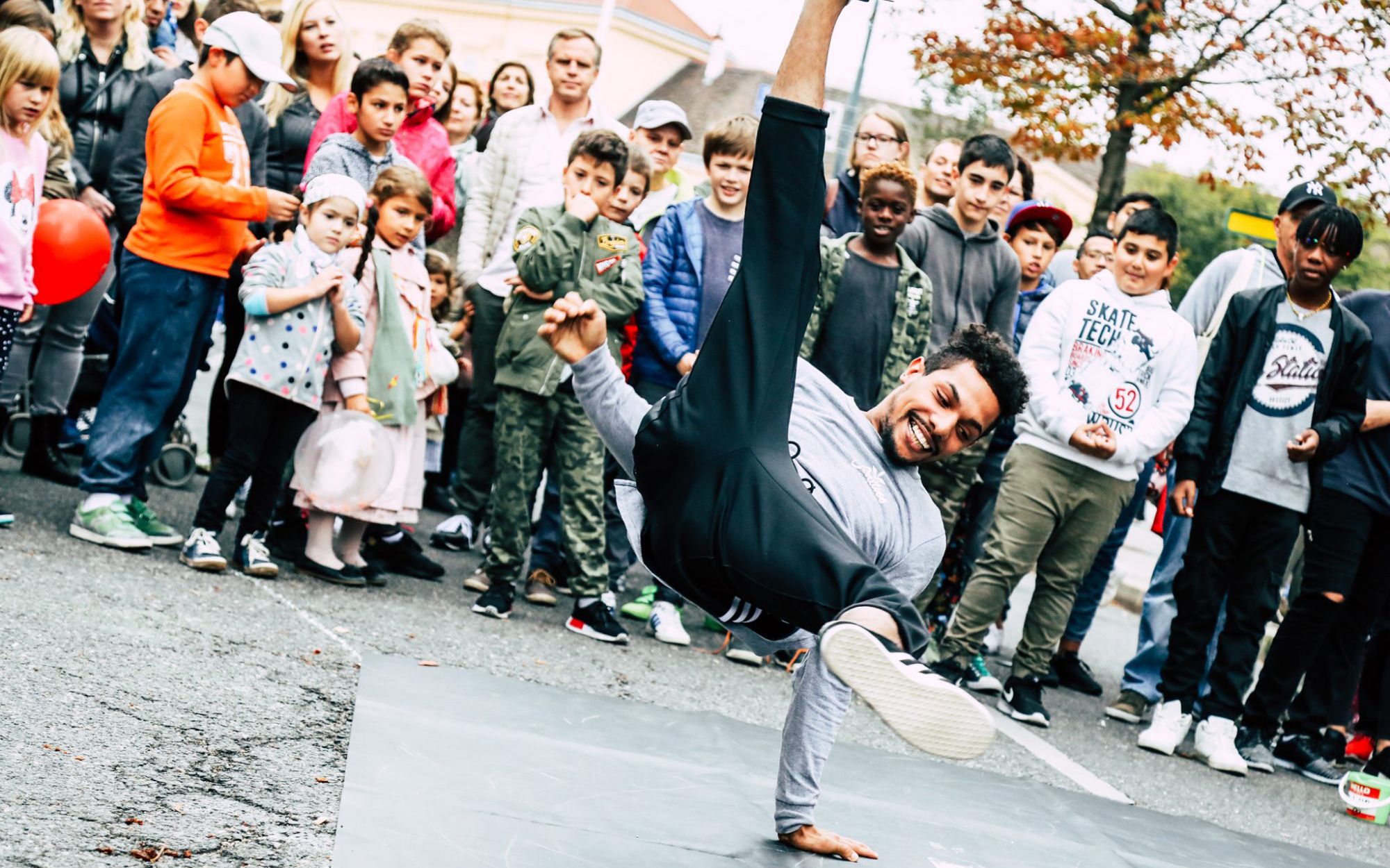 Ein Break Dancer auf dem Streelife Festival