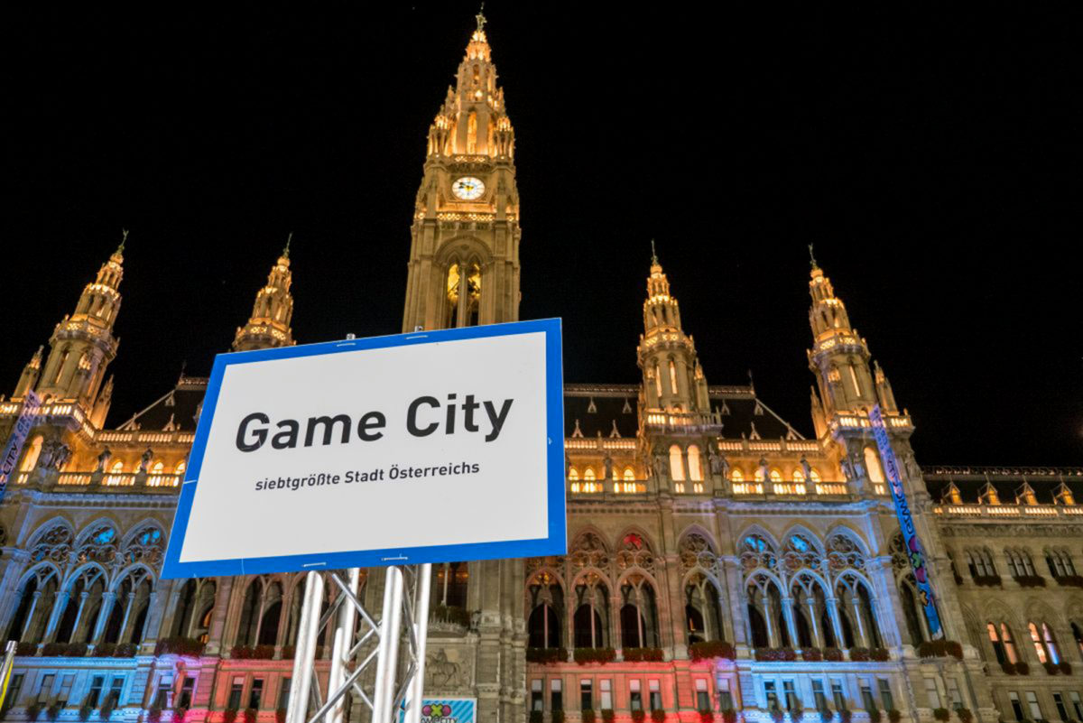 © GAME CITY / Andreas Tischler Stadtschild vor dem Rathaus zur Game City