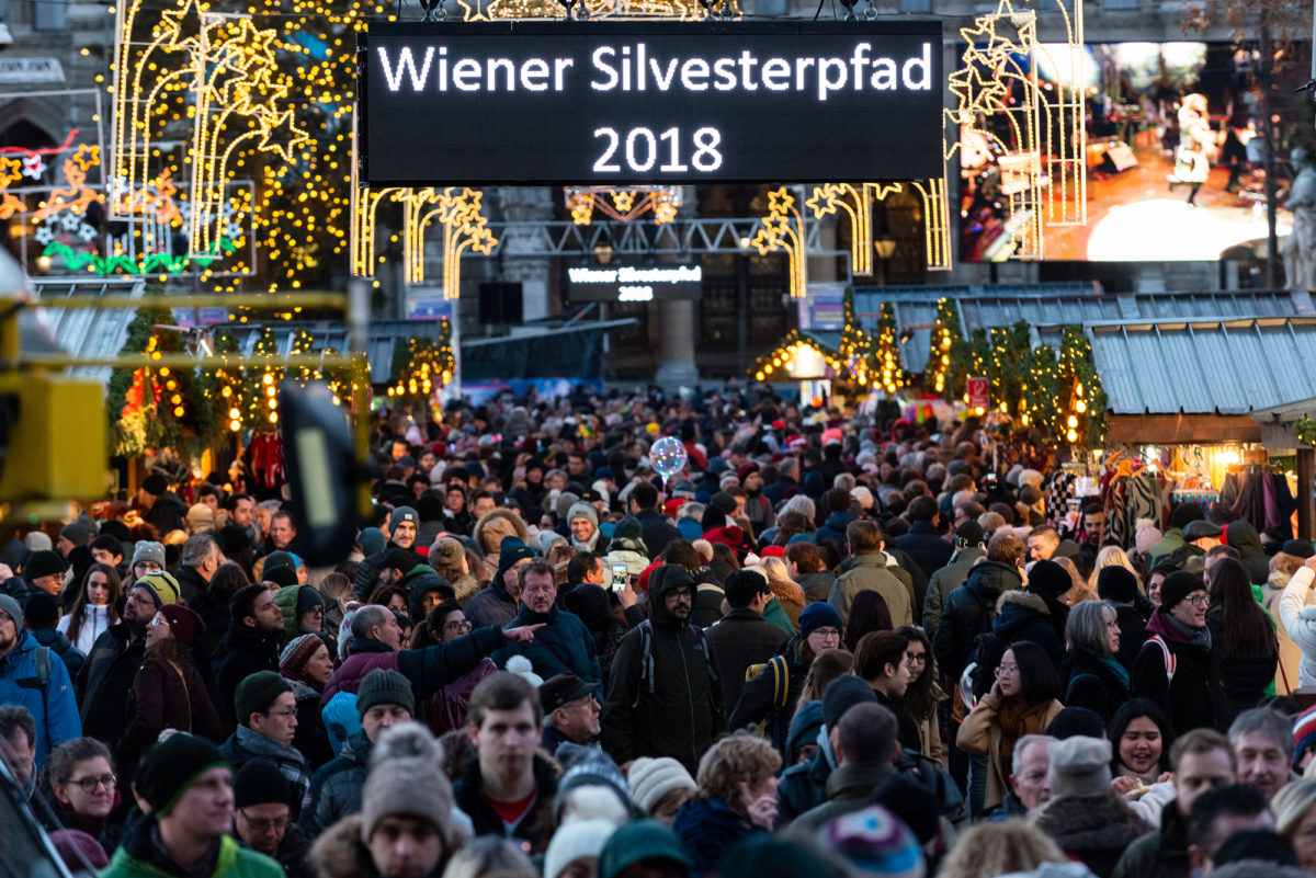 © stadtwienmarketing / Johannes Wiedl Der Rathausplatz beim Wiener Silvesterpfad 2018