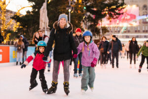Familie beim Eislaufen