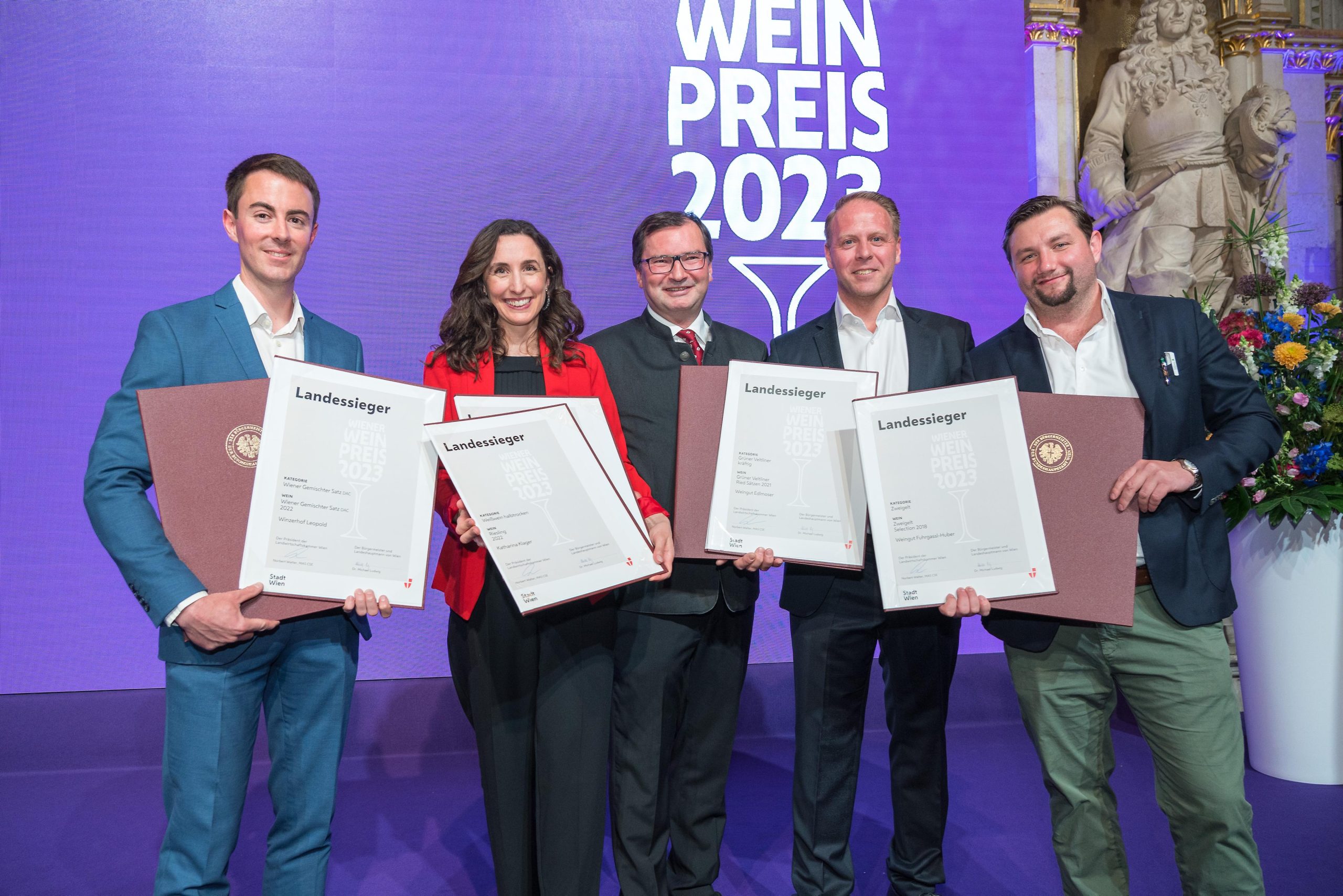 5 Gewinner*innen vom Wiener Weinpreis 2023 mit Urkunden in den Händen.