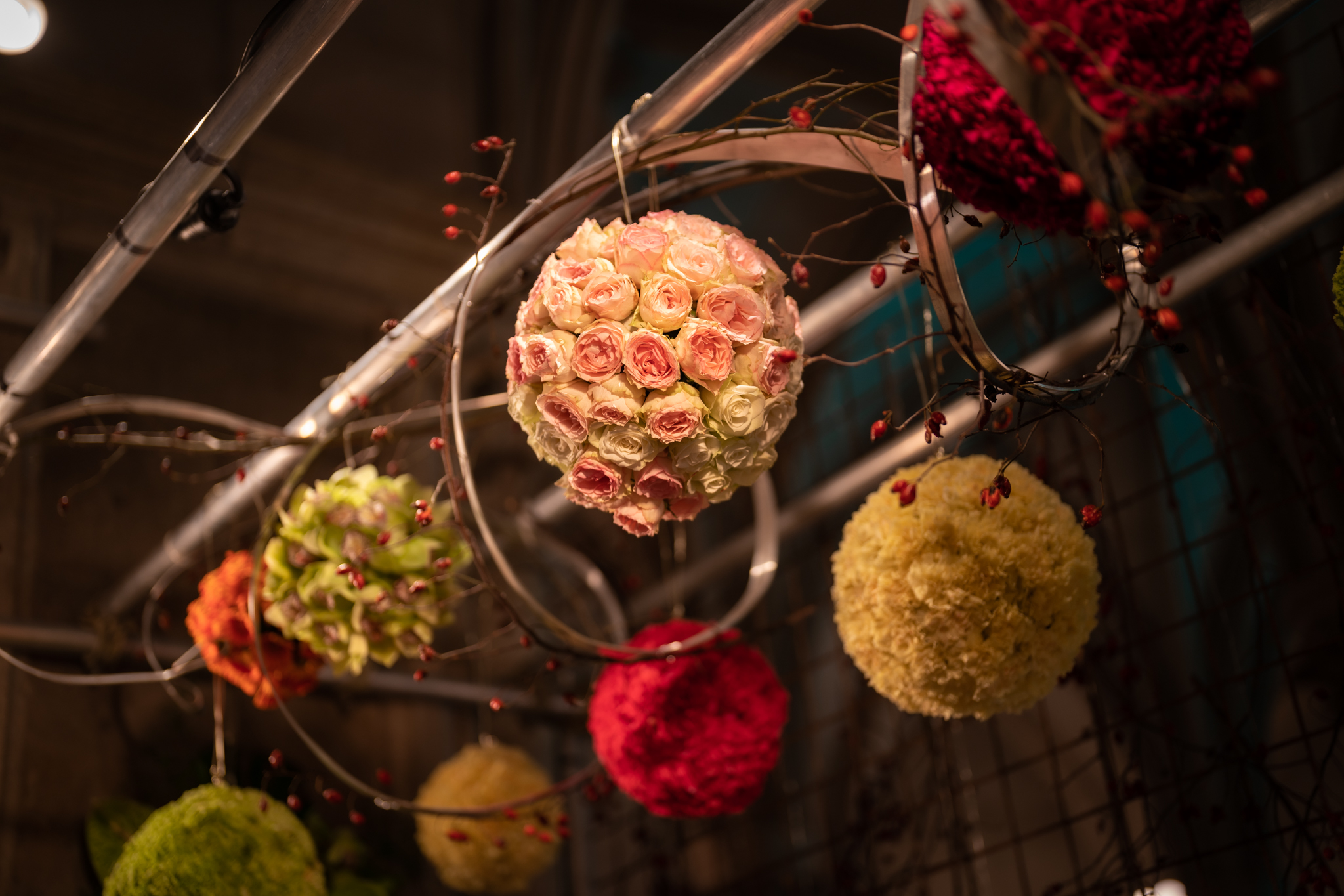 Viele runde Blumengestecke an einer Halterung montiert.