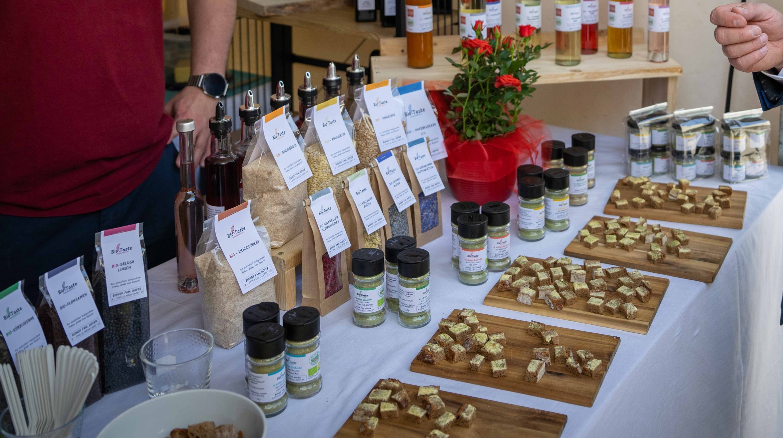 Nahaufnahme von Produkten bei einem Marktstand. Präsentiert werden verschiede Käsewürfel.