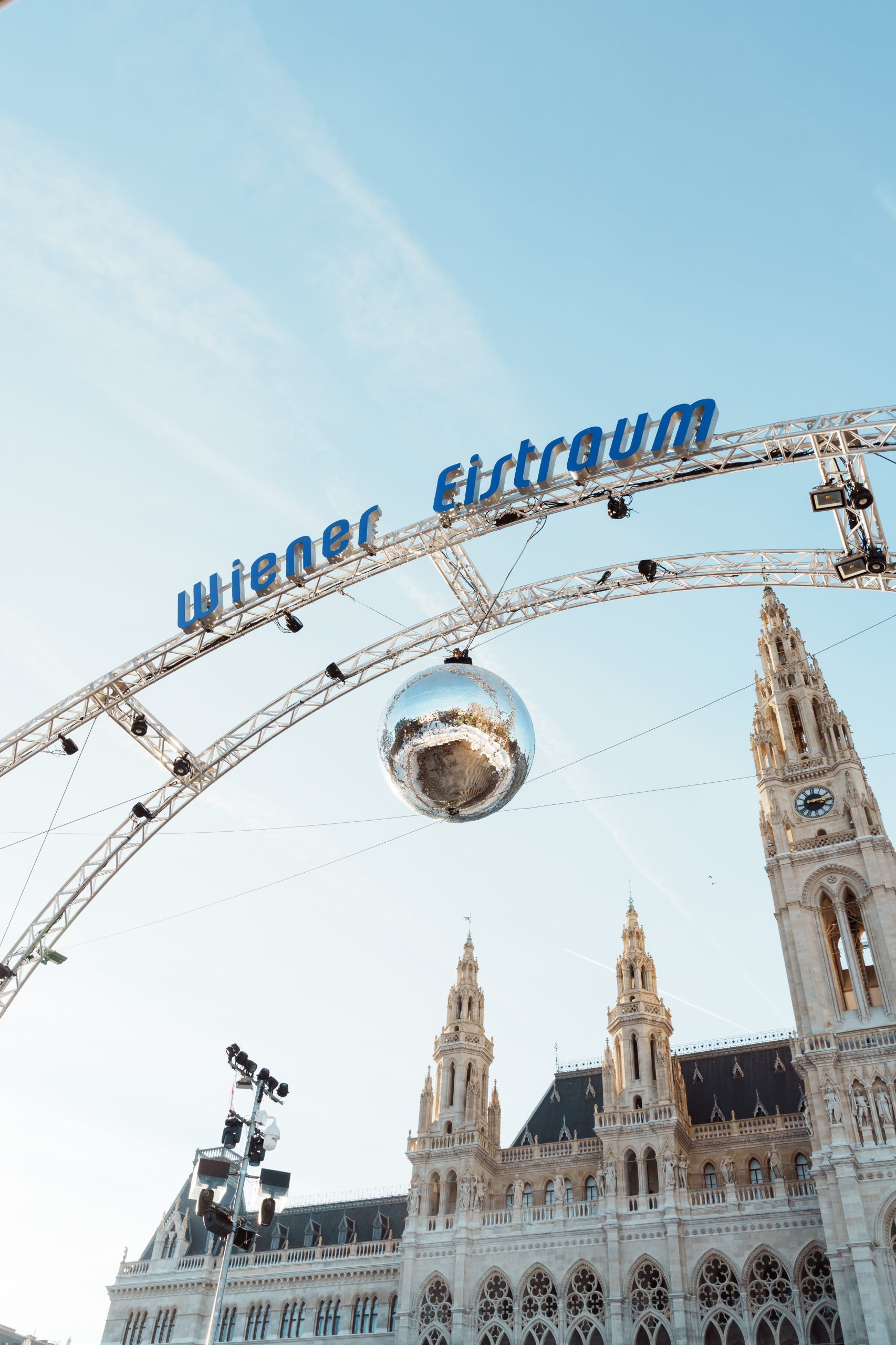 Rathaus und ein großer Bogen mit dem Schriftzug "Wiener Eistraum" und einer Discokugel.