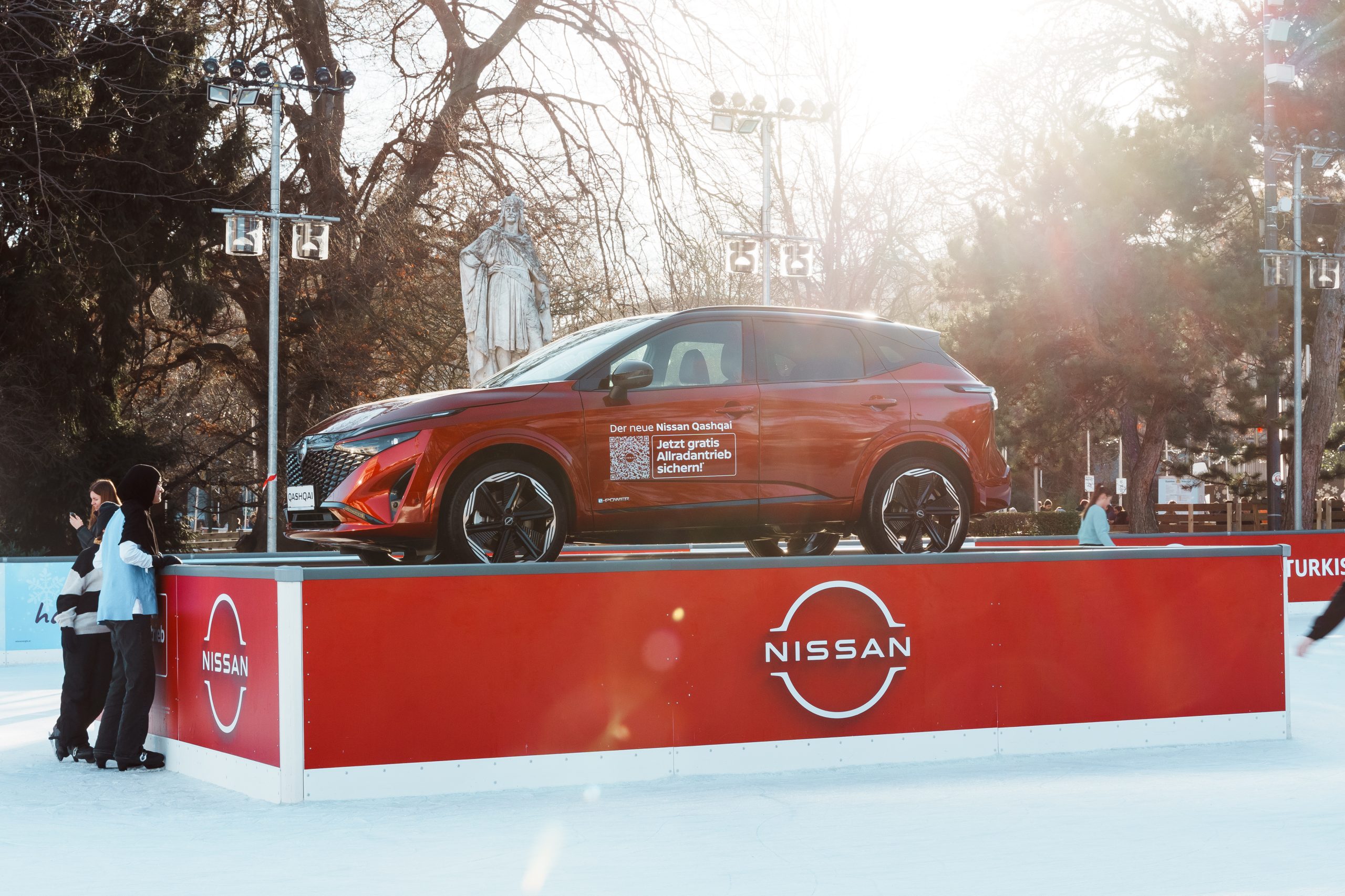© stadt wien marketing / Florian Ankerl Sponsoren Auto auf einem Podest auf der Eisfläche beim Wiener Eistraum 2025