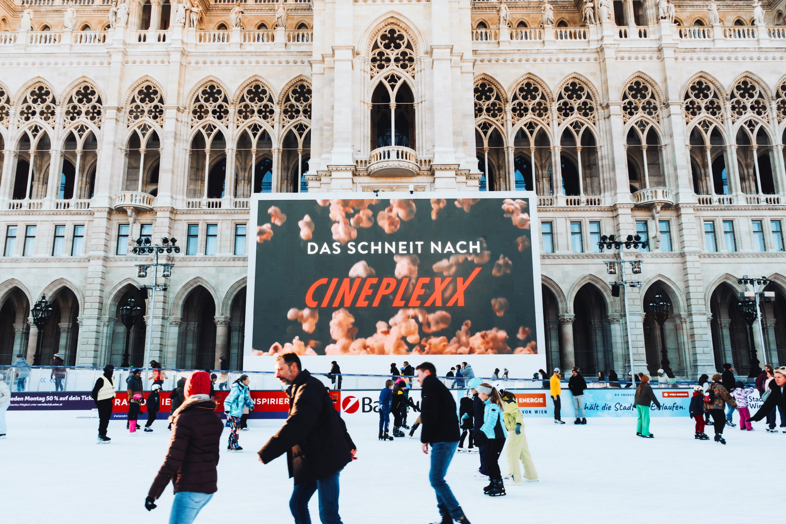 © stadt wien marketing / Florian Ankerl Aufnahme der LED Wand vor dem Rathausmittelturm beim Wiener Eistraum 2025