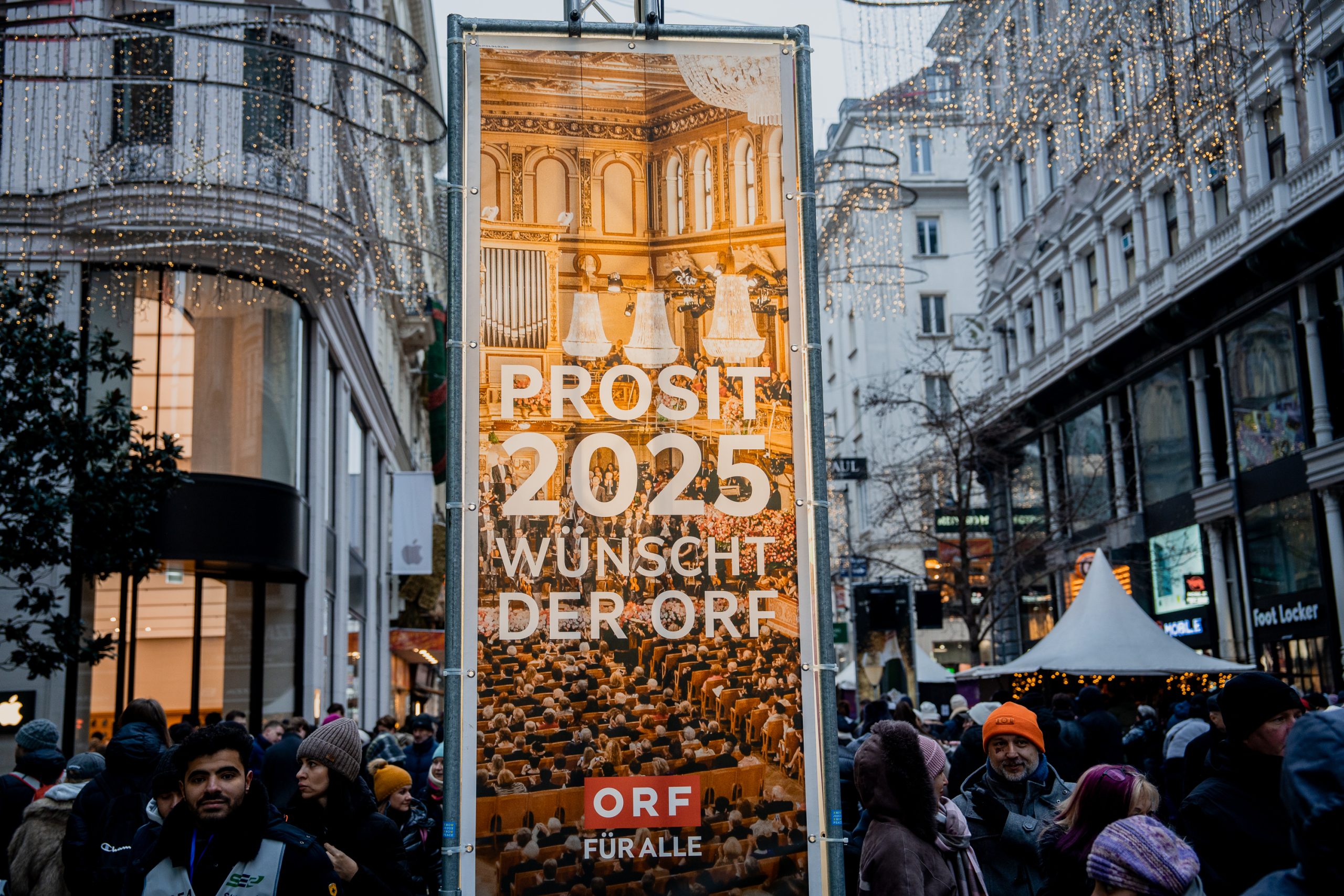 © stadt wien marketing / Christian Kremser Sujet des ORF beim Silvesterpfad. Das Sujet wünscht ein schönes neues Jahr. Daneben sind viele Menschen