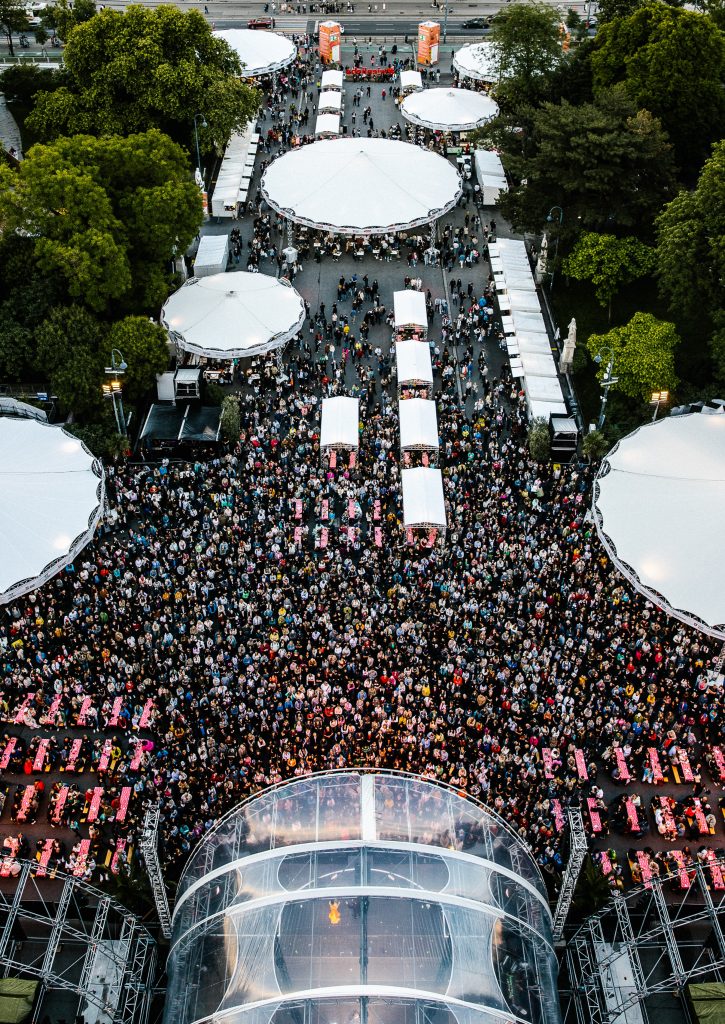Studio Wey Vogelperspektive auf den Wiener Rathausplatz mit einer großen Bühne und Menschenmenge