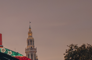 Teil eines aufgesplitteten Fotos des Rathaus. Auf diesem ist die rechte Seite des Turms sowie ein kleiner Turm zu sehen. Der Himmel ist rosa gefärbt.