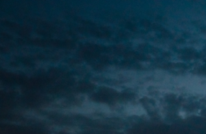 Teil eines aufgesplitteten Fotos vom Rathaus. Auf diesem ist der dämmrige Himmel zu sehen