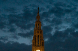 Teil eines aufgesplitteten Fotos des Rathaus. Auf diesem ist die Turmspitze mit dem Rathausmann zu sehen.
