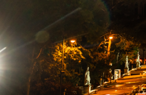 Teil eines aufgesplitteten Fotos des Rathaus und Rathausplatz. Auf diesem ist die rechte Park Seite im Dunkeln zu sehen.