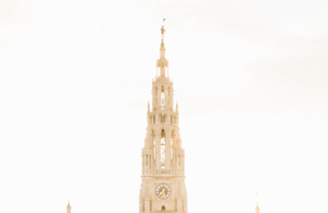 Teil eines aufgesplitteten Fotos des Rathaus. Auf diesem ist die Turmspitze mit dem Rathausmann zu sehen.