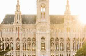 Teil eines aufgesplitteten Fotos des Rathaus. Auf diesem ist die Turmmitte und das Dach des Rathaus zu sehen.