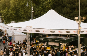 Teil eines aufgesplitteten Fotos des Rathaus. Auf diesem ist die rechte Ecke des Rathausplatz mit einem Gastronomiestand vom Plachutta und vielen Menschen zu sehen.