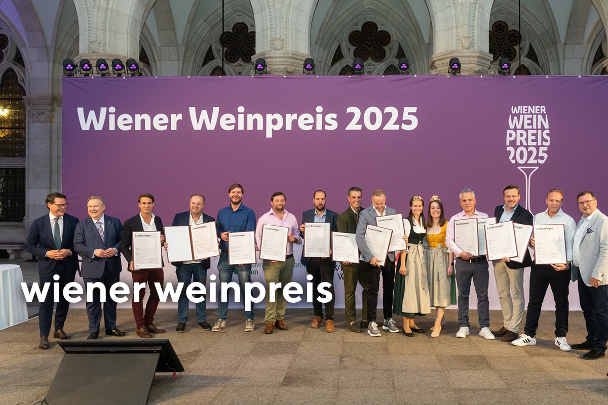 Gewinner*innen mit Urkunden des Wiener Weinpreises 2025 im Arkadenhof des Wiener Rathaus.