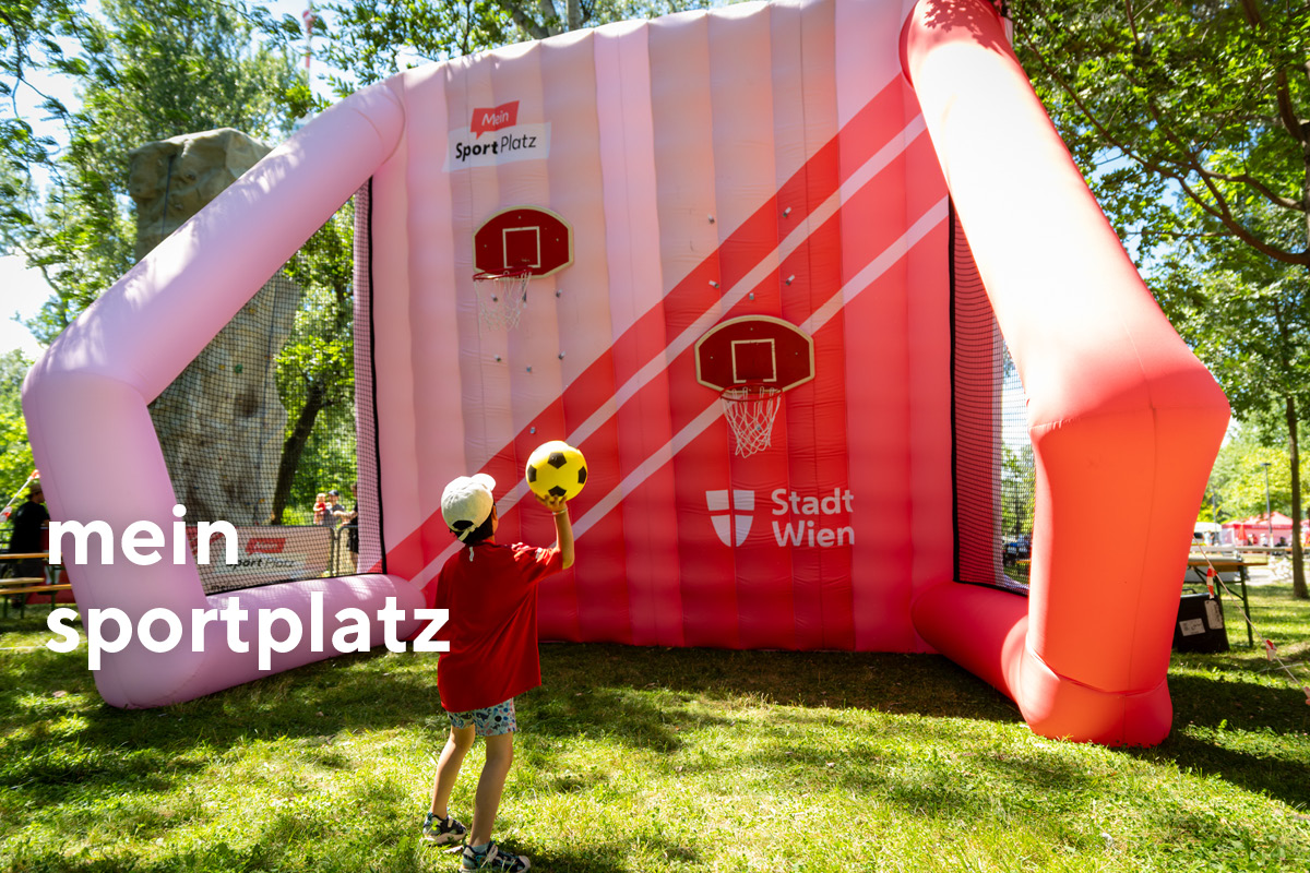 Kind wirft einen Ball in einen Basketballkorb von "Mein SportPlatz".