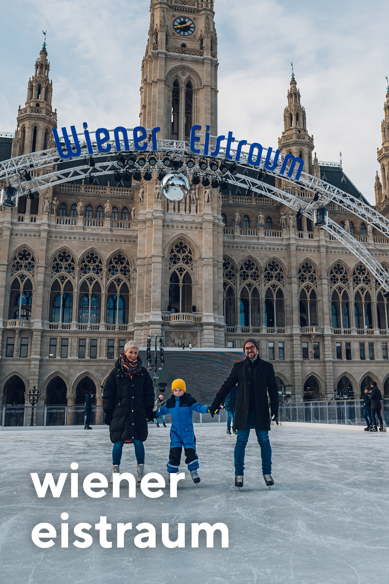 Oma, Opa und Kind am Wiener Eistraum vor dem Wiener Rathaus.