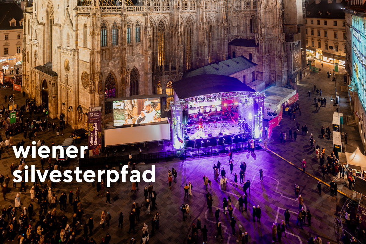 Beleuchtete Bühne bei Nacht vor dem Stephansdom.
