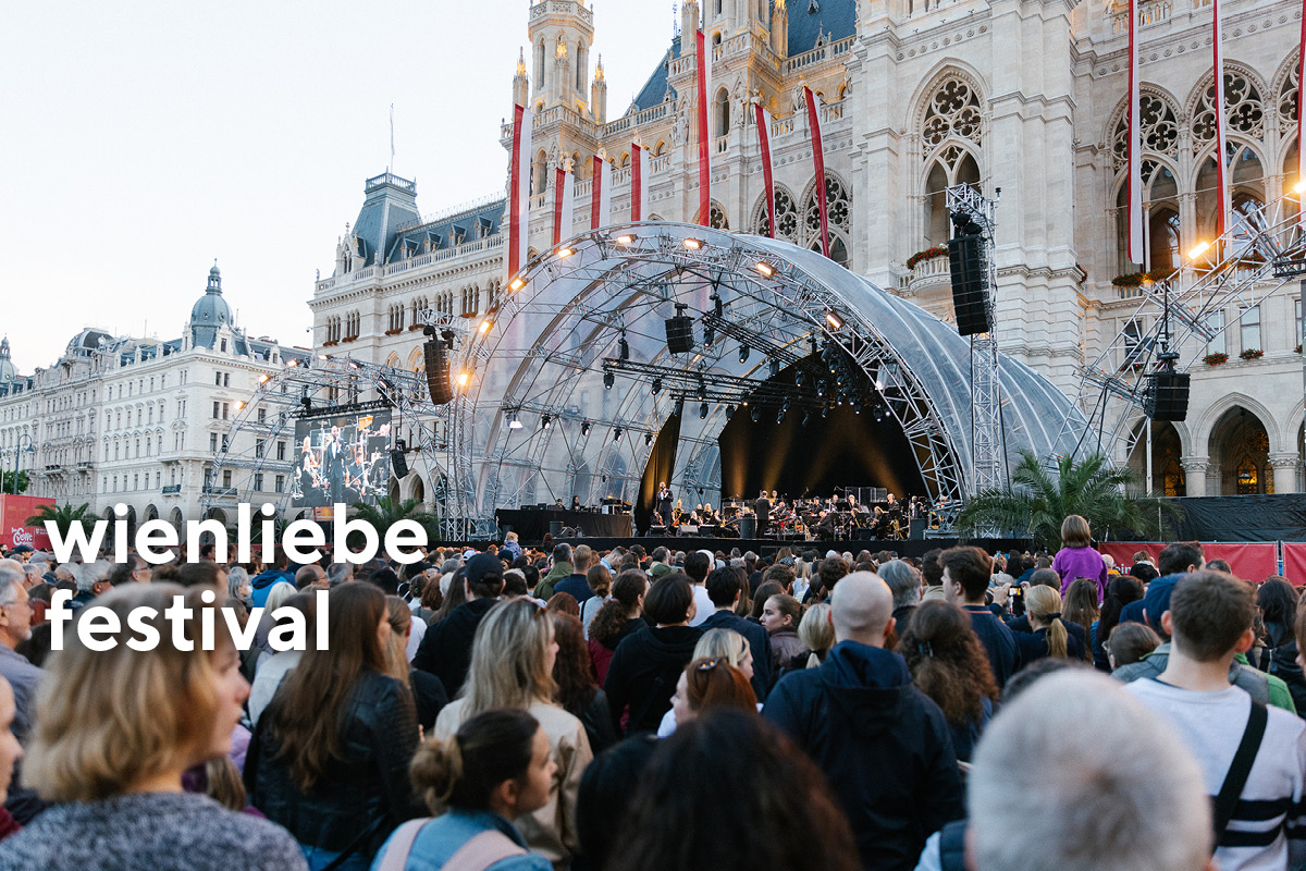 Große Bühne beim Wienliebe Festival vor dem Rathaus. Davor ist eine große Menschenmenge.