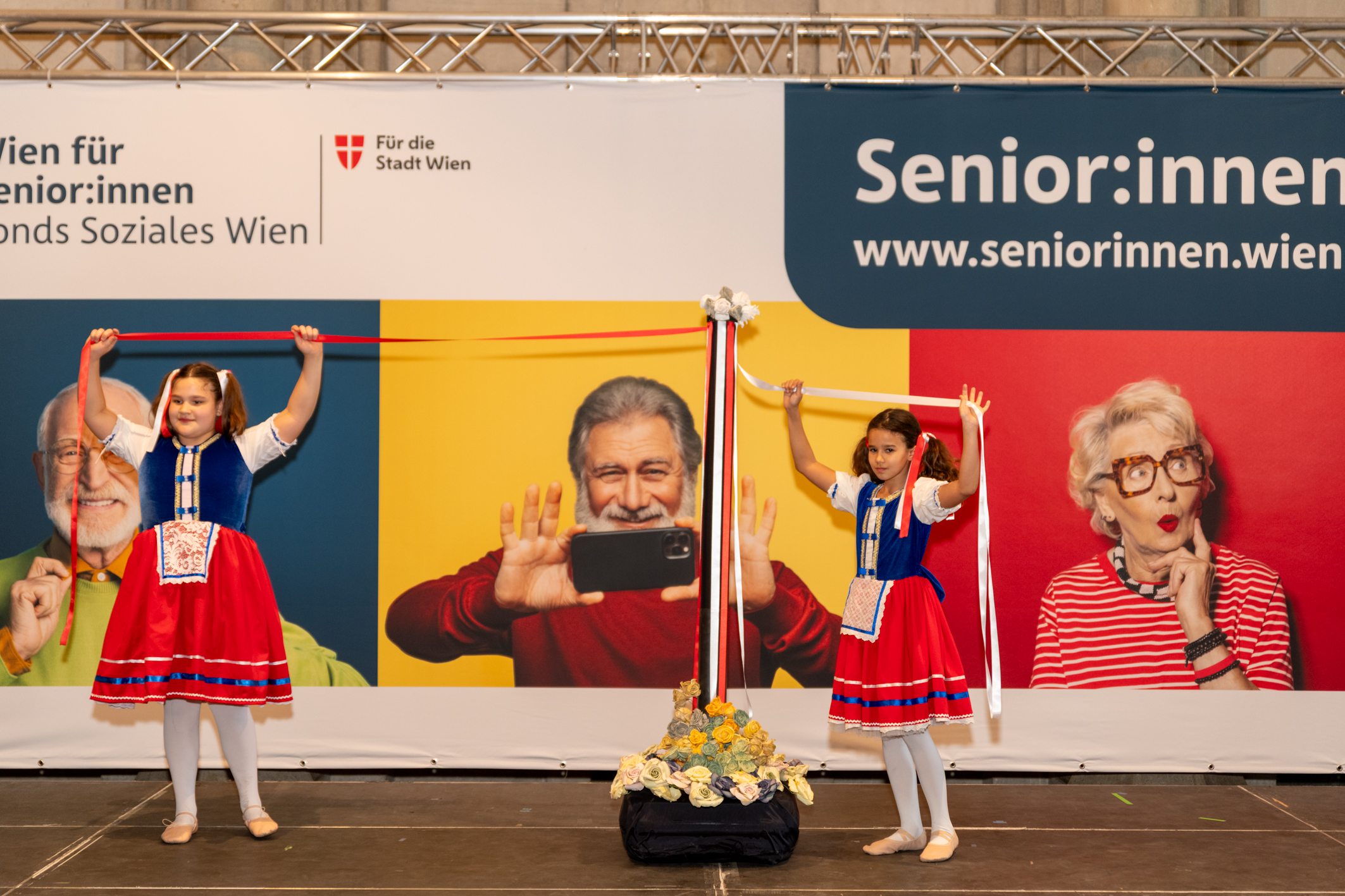 Kinderaufführung auf einer kleinen Bühne beim Senior*innentag 2025.