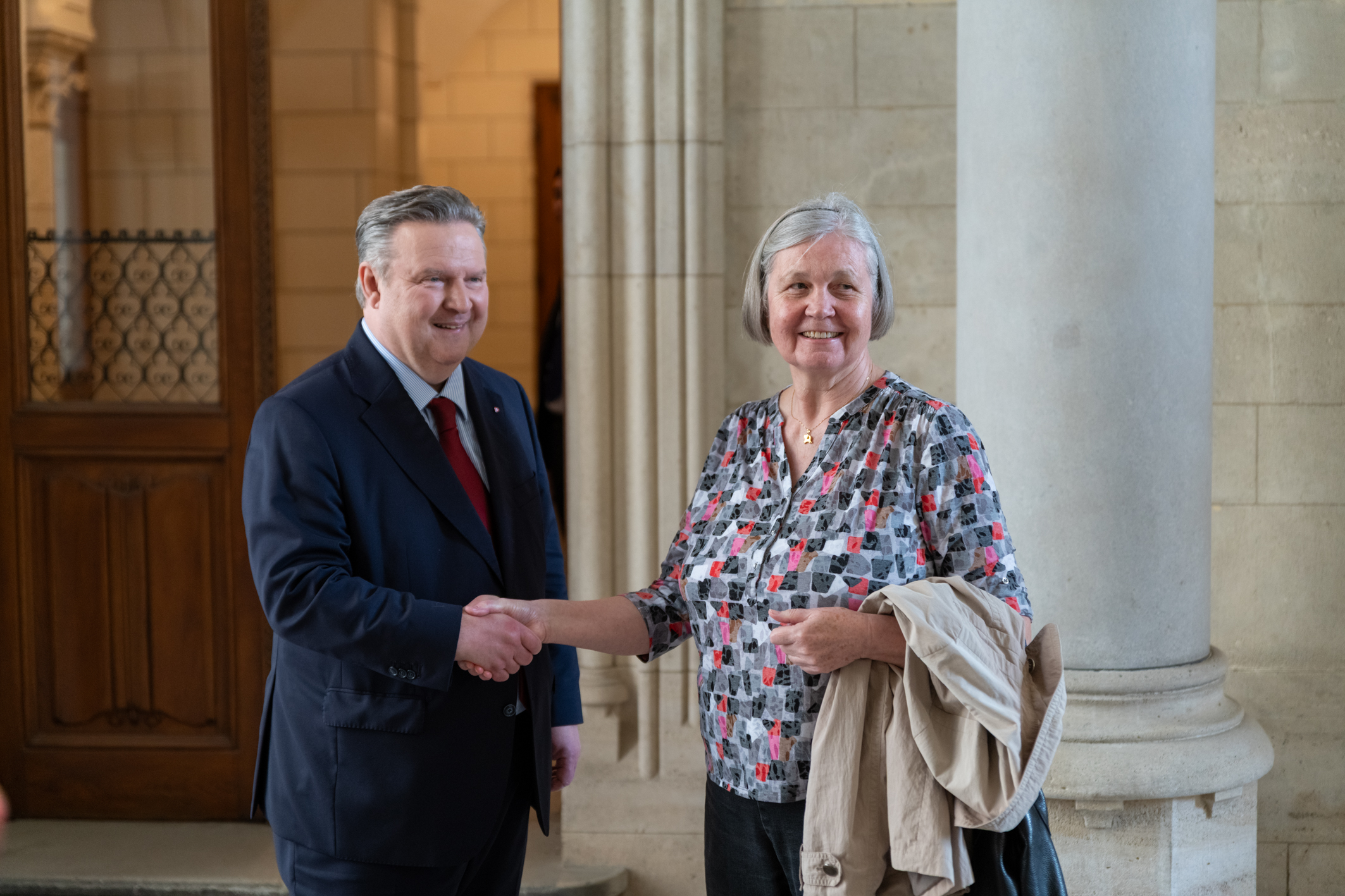 Bürgermeister Michael Ludwig und eine Seniorin beim Senior*innentag 2025.