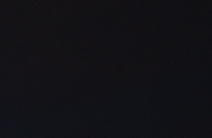 Teil eines aufgesplitteten Fotos des Rathaus. Auf diesem ist der dunkle Nachthimmel zu sehen.