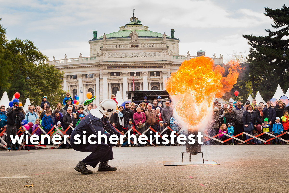 Feuerwehrmann bei einer Darstellung wie Feuer richtig zu löschen ist beim Sicherheitsfest auf dem Wiener Rathausplatz.