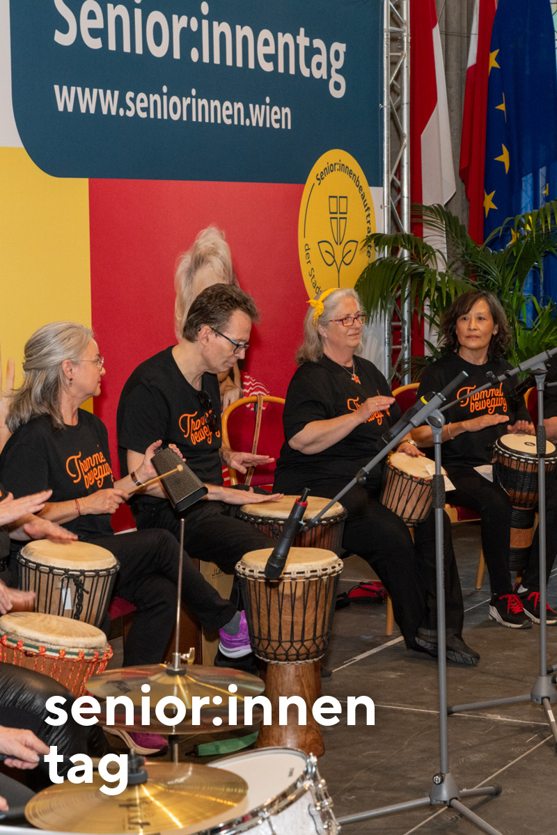 Bongospielende Personen beim Senior*innentag.