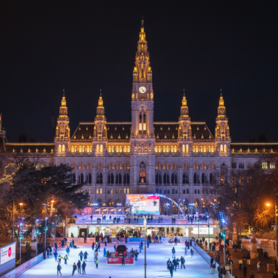 Wiener Eistraum Der Wiener Eistraum bei Abendstimmung. Im Vordergrund befindet sich die Eisfläche mit zahlreichen Personen beim Eislaufen. Im Hintergrund ist das Wiener Rathaus stimmungsvoll beleuchtet zu sehen.
